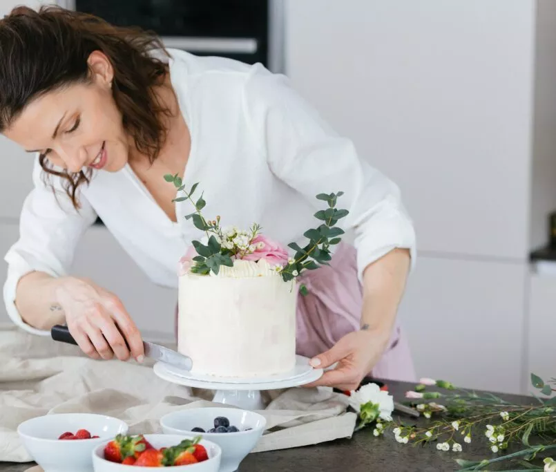 Alexandra Pürschl mit Torte